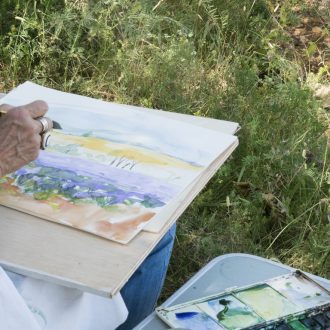 A-woman-doing-an-outdoor-painting-water-colors-ChristiLaLiberte