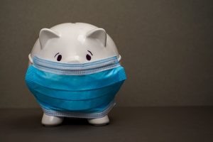 piggy-bank-wearing-surgical-face-mask.-global-economy-during-coronavirus-pandemic.-financial-crisis,-banking-concept.-saving-and-investment.
