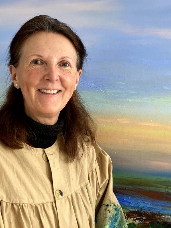 Photo of artist Lynda Minter in front of a painting