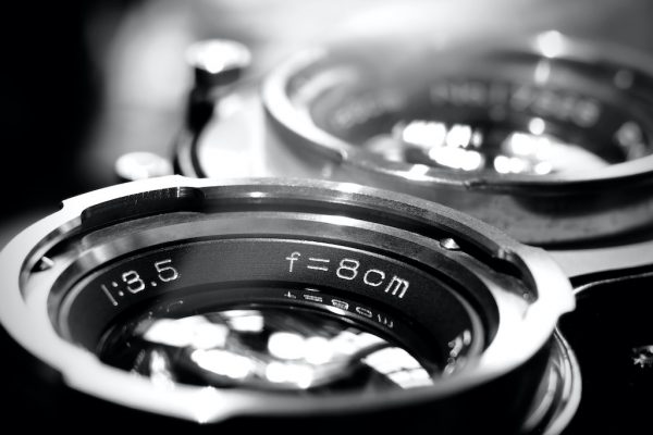 Vintage-twin-reflex-camera-lens-with-shallow-depth-of-field-in-black-and-white