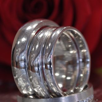 different-sizes-of-White-Gold-Mens-Rings-with-red-rose-background
